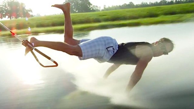 Ski nautique pieds nus : Tractés par un avion, ils réalisent des figures époustouflantes
