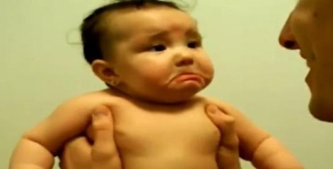 Ce bébé est terrifié par le rire de son père!
