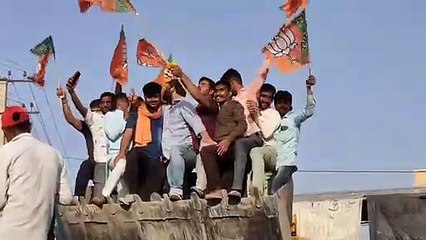Video: बुलडोजर पर चढकऱ भाजपाइयों ने मनाया जीत का जश्न