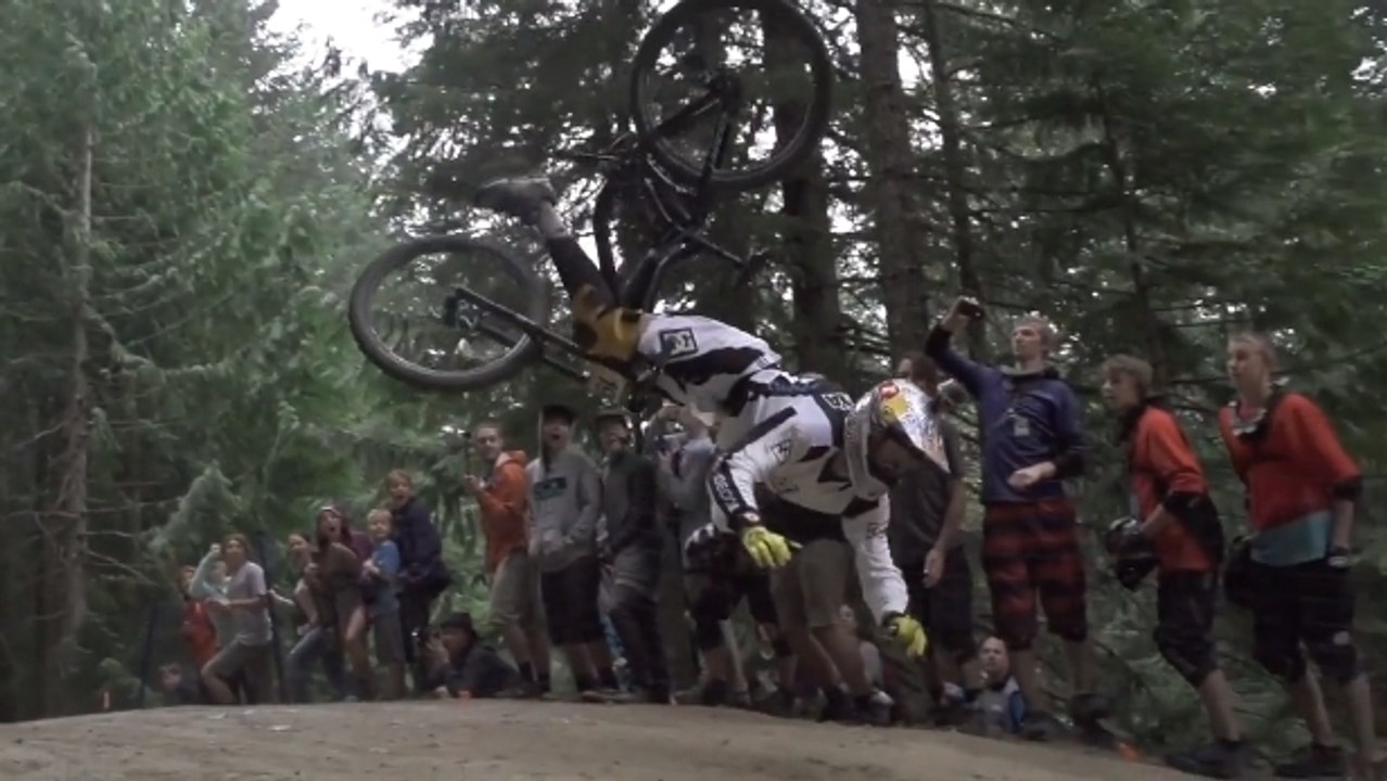 Une chute énorme de Travis Pastrana en Mountain Bike