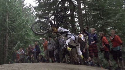 Une chute énorme de Travis Pastrana en Mountain Bike