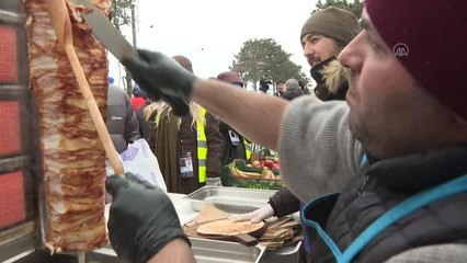 AFAD'ın Ukrayna sınırındaki yardım mesaisi kar yağışı altında sürüyor