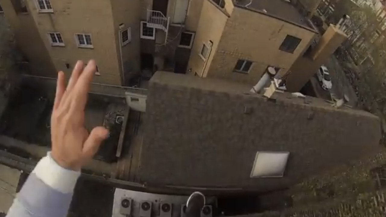 Parkour : Ethan Swanson saute depuis le toit d'un immeuble