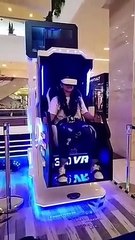 Una chica se cayó de un simulador de realidad virtual y pensó que era parte de la experiencia