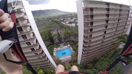 Un saut en parapente complètement fou avec un atterrissage en pleine ville
