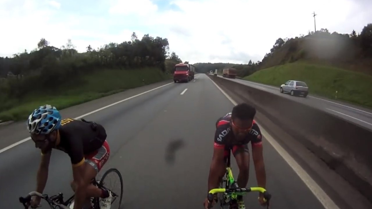 Deux cyclistes descendent une autoroute du Brésil à plus de 120 km/h