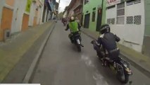 Une impressionnante course de moto dans les rues étroites de Cali, en Colombie