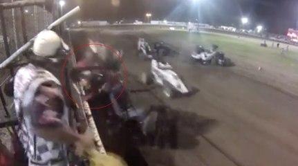 Un commissaire de course évite un accident grâce à un réflexe incroyable