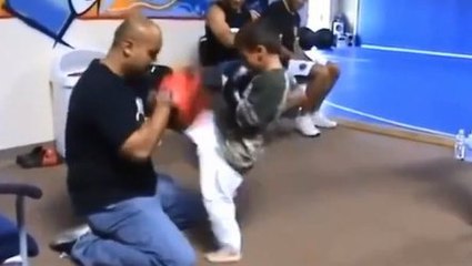 Cet enfant boxe déjà comme un pro : Découvrez la future star du MMA