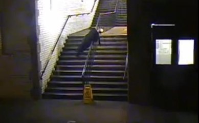 Totalement ivre, cet homme ne tient plus debout!