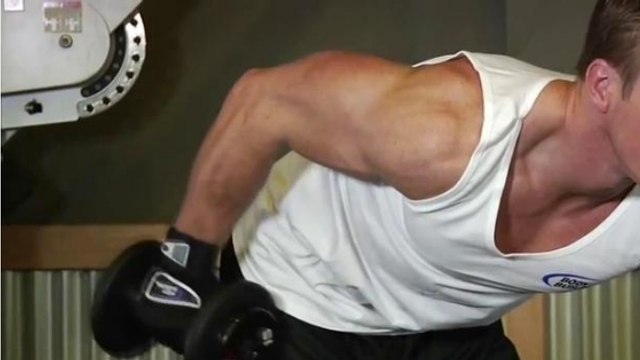 Un excellent exercice pour vous muscler les triceps avec des haltères