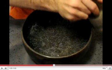 L’eau danse dans un bol tibétain