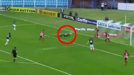 Regardez l'incroyable  but contre son camp marqué par le gardien Joao Carlos