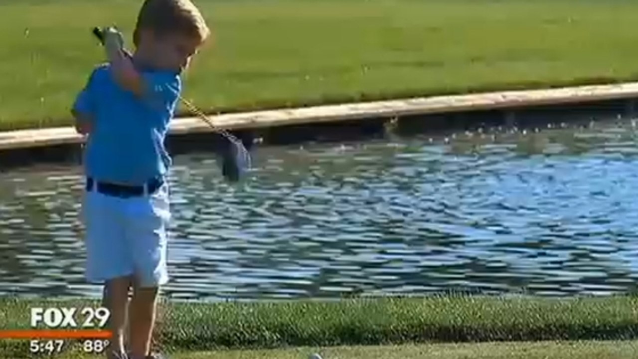 Golf : Cet enfant à un bras manie le club comme un pro !