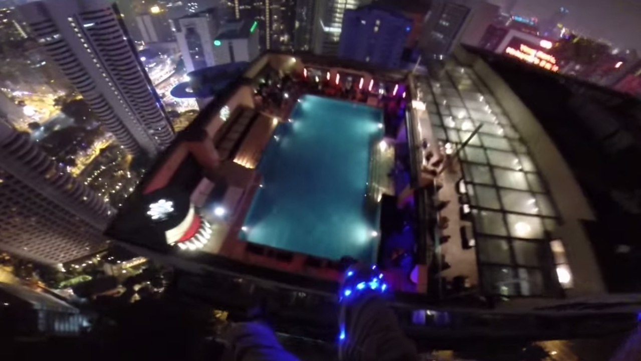 Base Jump : Il réalise un incroyable saut de nuit et finit dans une piscine !
