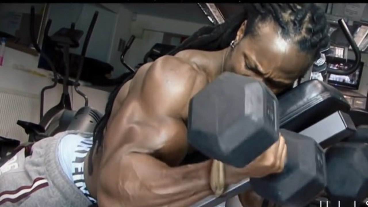 Découvrez l'entraînement de dingue des bras d'Ulisses Jr