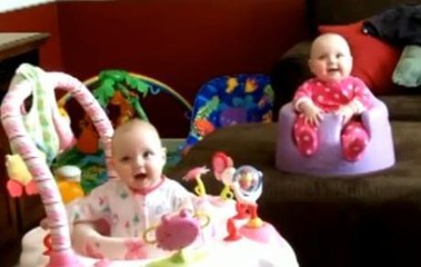 Ces jumelles présentent les mêmes réactions au même moment