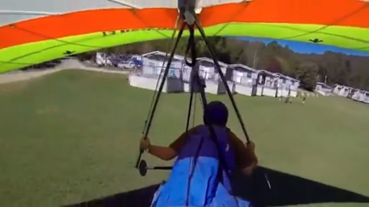 Une chute spectaculaire en deltaplane filmée en caméra embarquée