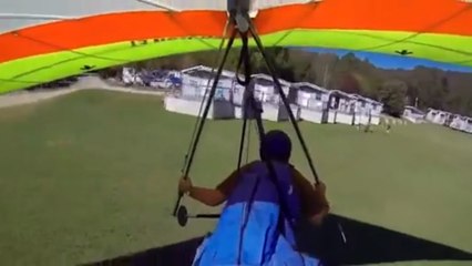 Une chute spectaculaire en deltaplane filmée en caméra embarquée