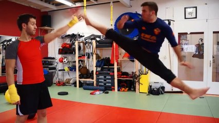 Scott Adkins s'inflige un incroyable entraînement de coups de pied