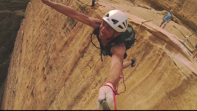 Ropejumping : Du saut à la corde de l'extrême du haut d'une falaise