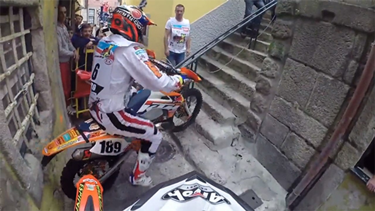 Le parcours Enduro incroyable de Ben Hemingway dans les rues de Lagares en caméra embarquée