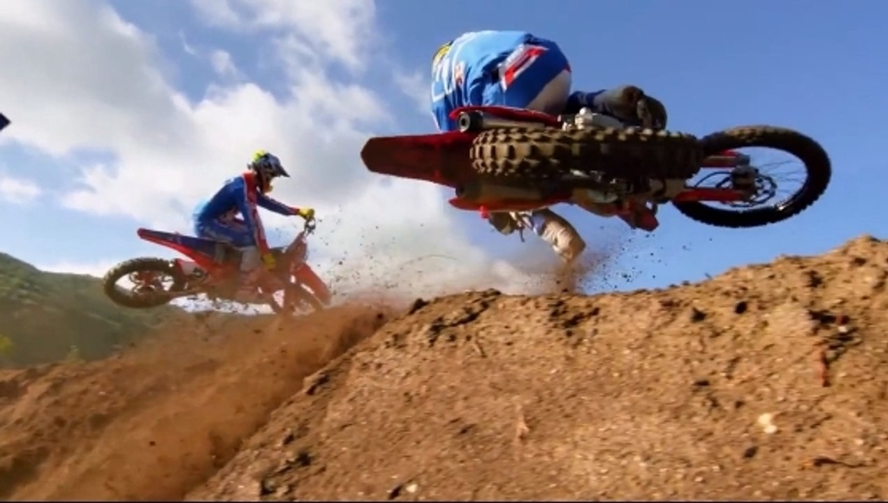 Motocross : Une ligne droite et deux pilotes, découvrez une course complètement folle