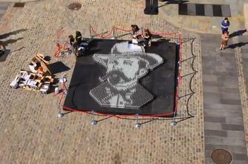 Découvrez la mosaïque de bouteilles de verre à l'effigie de Jack Daniel's!