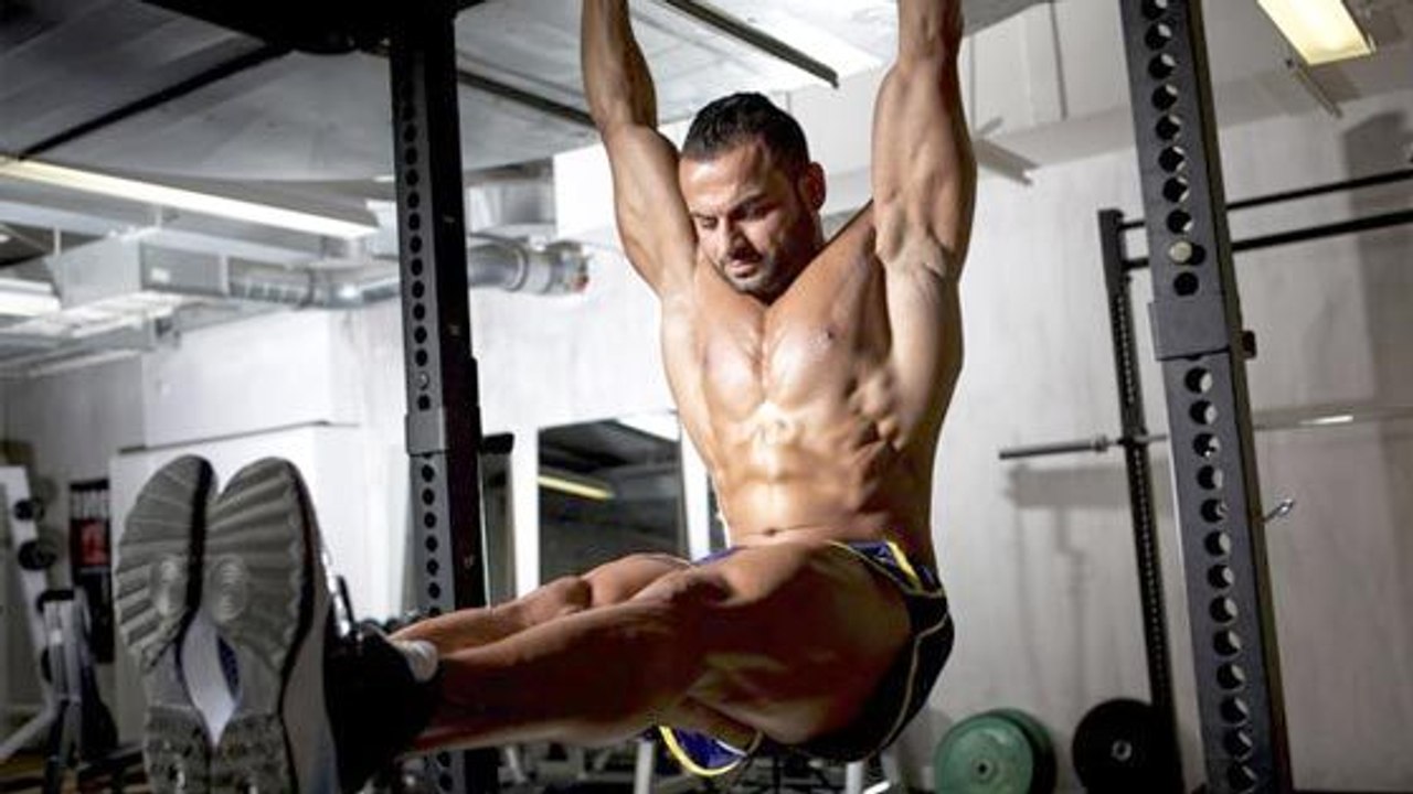 Exercices abdos : 7 exercices à réaliser sur des barres de traction