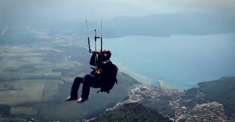 Il saute d'une falaise avec une voile de kitesurf et établit un record !