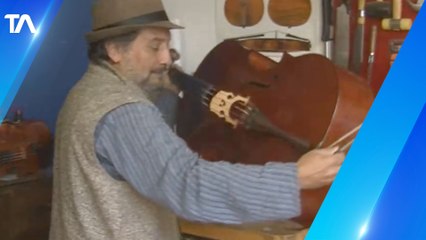 Víctor estudió Lutiería durante cinco años en España e Inglaterra