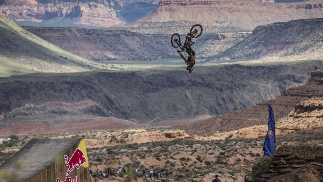 VTT : Un backflip de folie au-dessus d'un canyon pour Jeff Herbertson