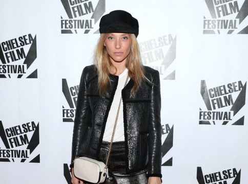 Laura Smet seins nus sur Instagram : la fille de Johnny torride et captivante