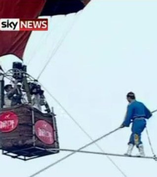 Un funambule chinois entre deux montgolfières à 30 mètres du sol