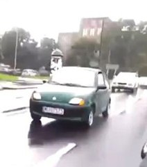 Un conducteur oublie d'enlever son frein à main
