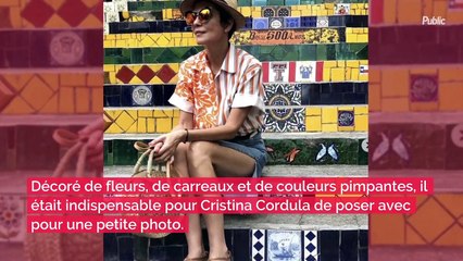 Cristina Cordula assise dans une jupe ultra fendue : Oups, elle manque d’en dévoiler un peu trop !