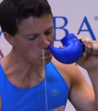 Le Jala Neti, une compétition d'inhalation de solution saline