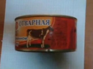 Il échange les conserves des militaires russes contre de la nourriture pour chiens