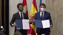 Mañueco y García-Gallardo firman el acuerdo de Gobierno en CyL