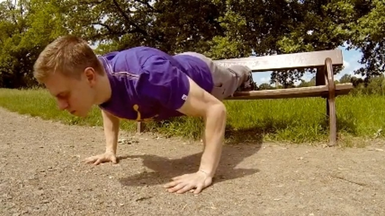 Des exercices de musculation efficaces à faire sur un banc public