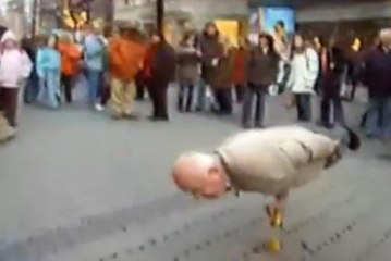 Ce papy acrobate tient en équilibre sur une bouteille