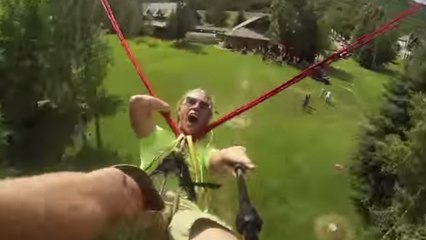 Projetez-vous dans une incroyable attraction : la catapulte humaine !