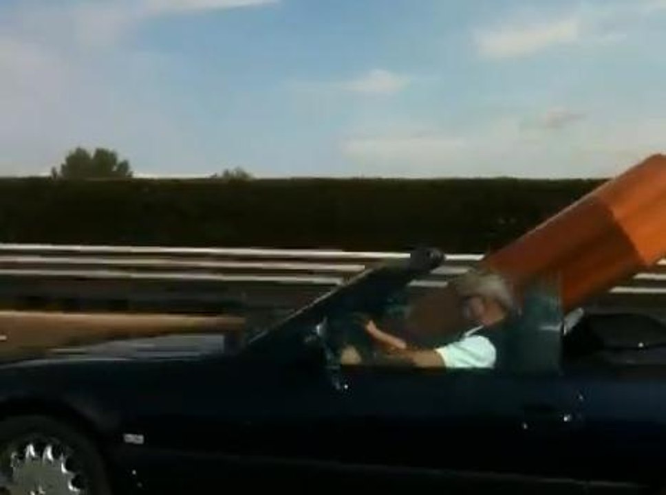 Il voyage avec un cercueil comme passager