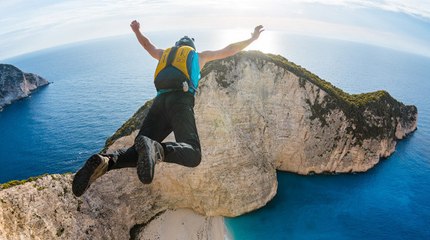 Un base-jumpeur frôle la mort après un accident de parachute