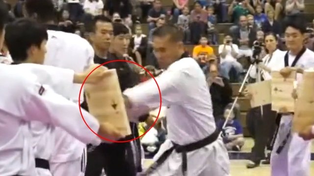 Un grand professeur d'arts martiaux brise 1000 planches en un temps record