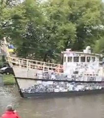 Il fait flotter un bateau en papier de 20 mètres