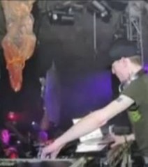 Allez en discothèque dans une grotte souterraine
