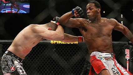 Muay Thaï : Un KO monstrueux d'un coup de coude retourné