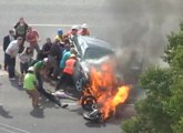 Le sauvetage héroïque d'un homme coincé sous une voiture en flammes en vidéo