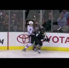 Un joueur de hockey explose une vitre de protection !